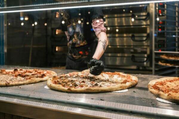 pizzeria de franchise avec aménagement standardisé