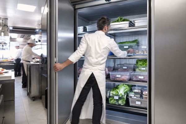 Chef utilisant une chambre froide de restaurant organisée par familles de produits